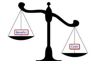 disegno di una bilancia sul piatto i costi e sull'altro piatto i benefici